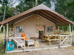 accommodatie-vakantiepark-big-five-safaritent-buitenkant